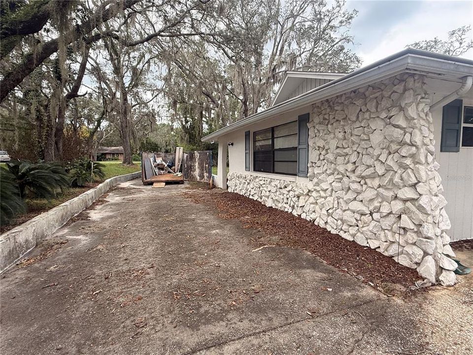 For Sale: $375,000 (5 beds, 3 baths, 2640 Square Feet)