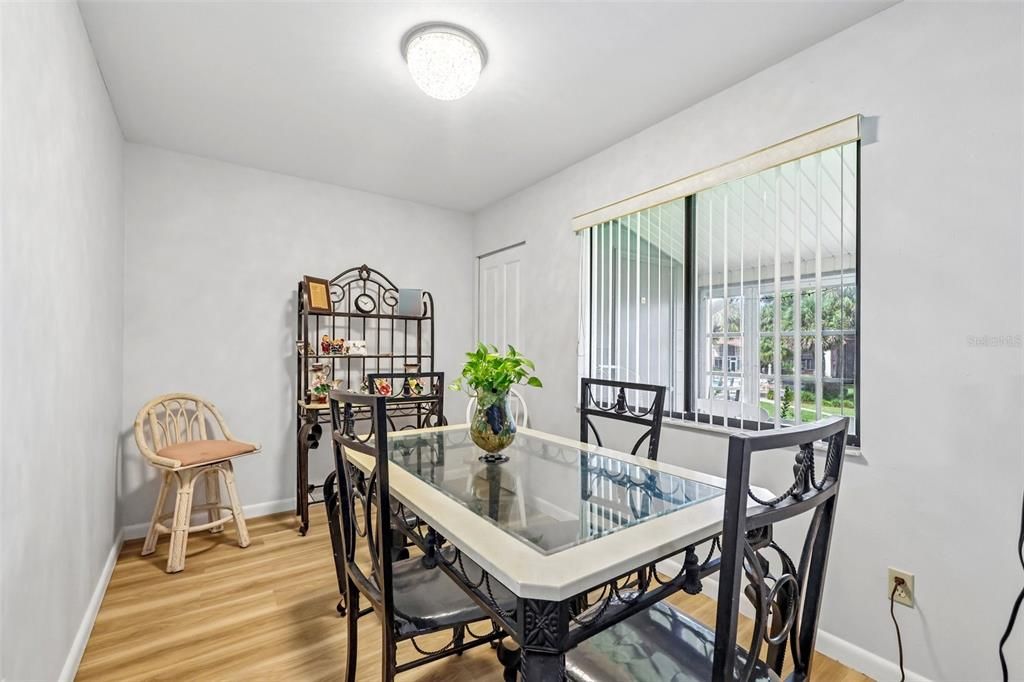 For Sale: $119,995 (2 beds, 1 baths, 986 Square Feet)