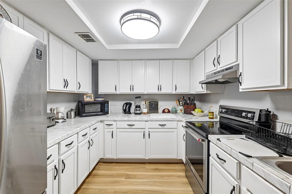 For Sale: $119,995 (2 beds, 1 baths, 986 Square Feet)