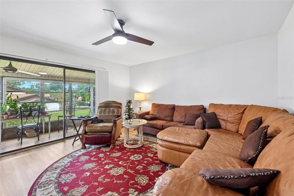 For Sale: $119,995 (2 beds, 1 baths, 986 Square Feet)