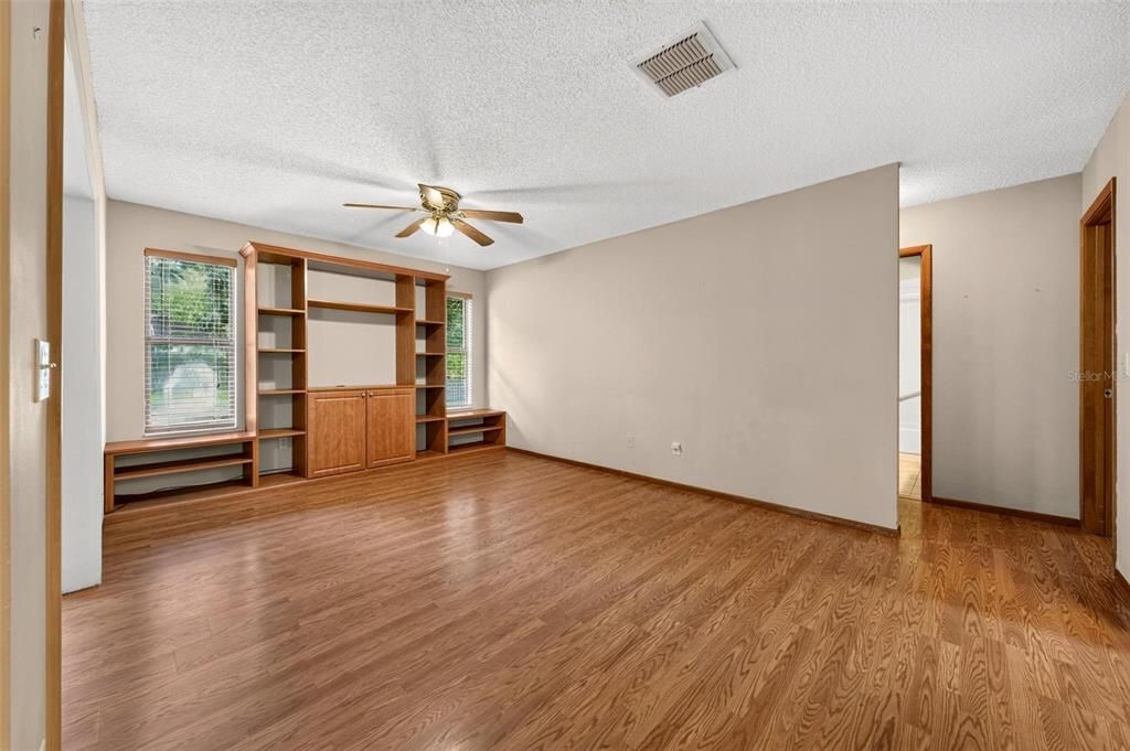 For Sale: $395,000 (3 beds, 2 baths, 1606 Square Feet)
