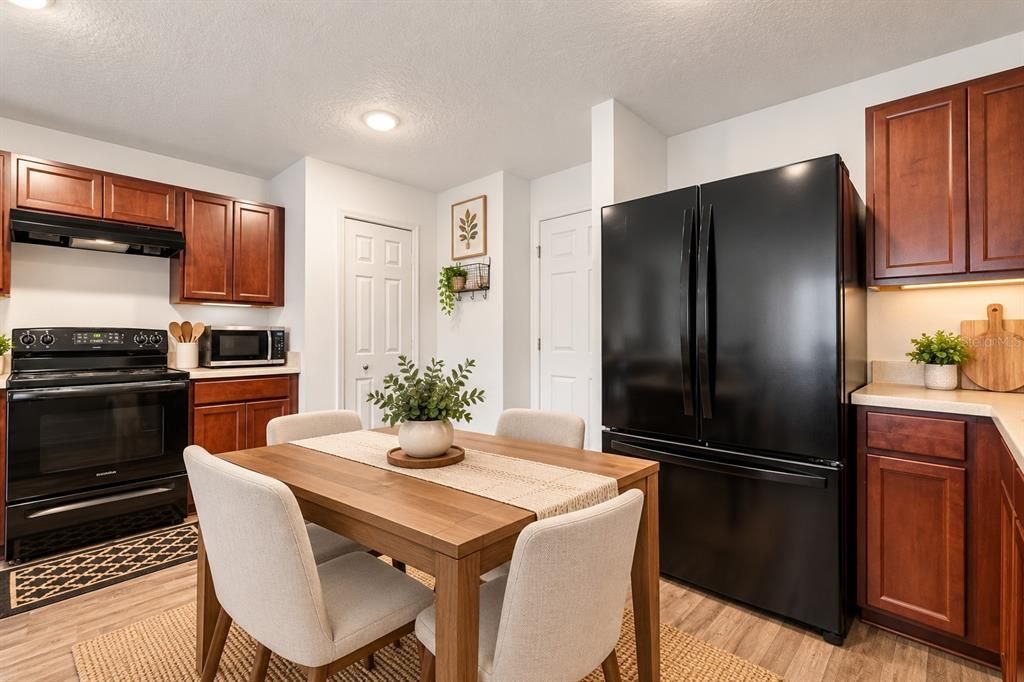 На продажу: $299,900 (4 спален, 2 ванн, 1806 Квадратных фут)