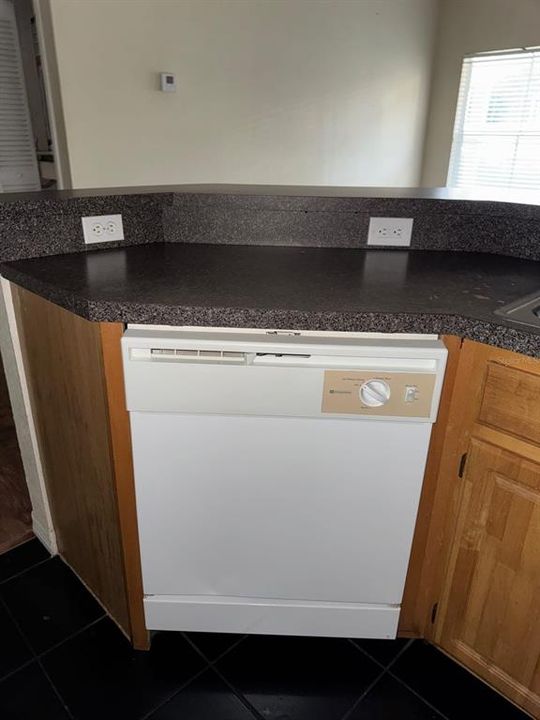 For Sale: $142,000 (1 beds, 1 baths, 713 Square Feet)