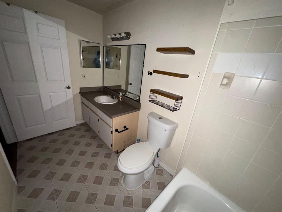 For Sale: $142,000 (1 beds, 1 baths, 713 Square Feet)
