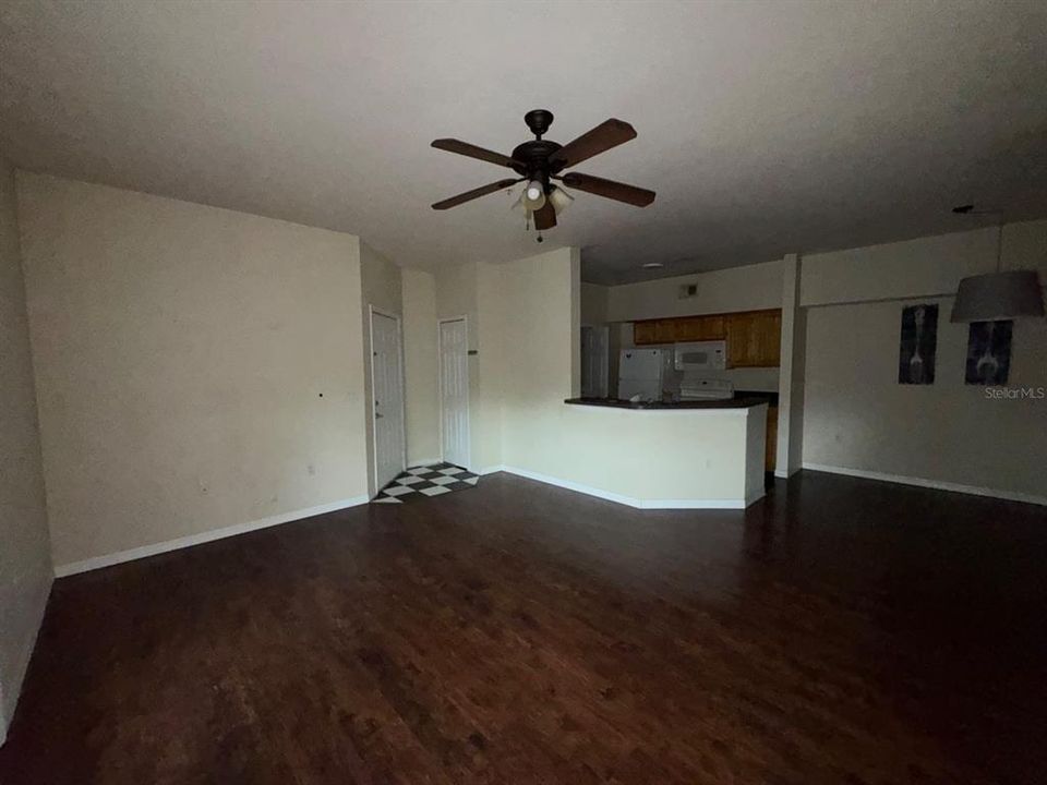For Sale: $142,000 (1 beds, 1 baths, 713 Square Feet)