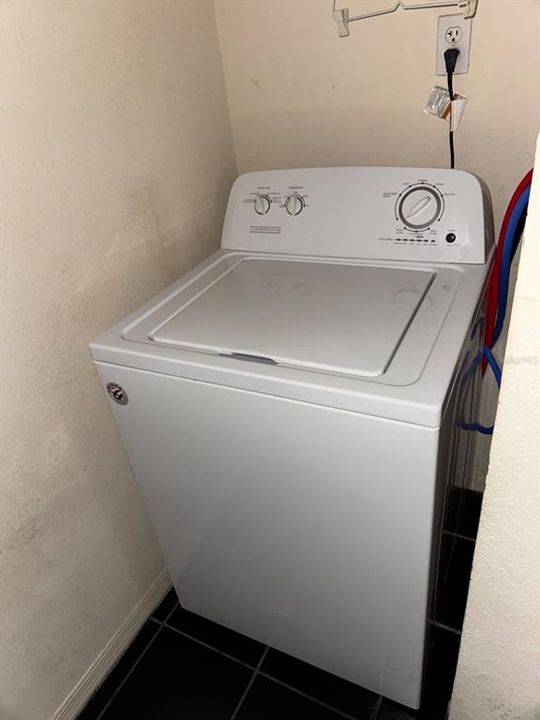 For Sale: $142,000 (1 beds, 1 baths, 713 Square Feet)