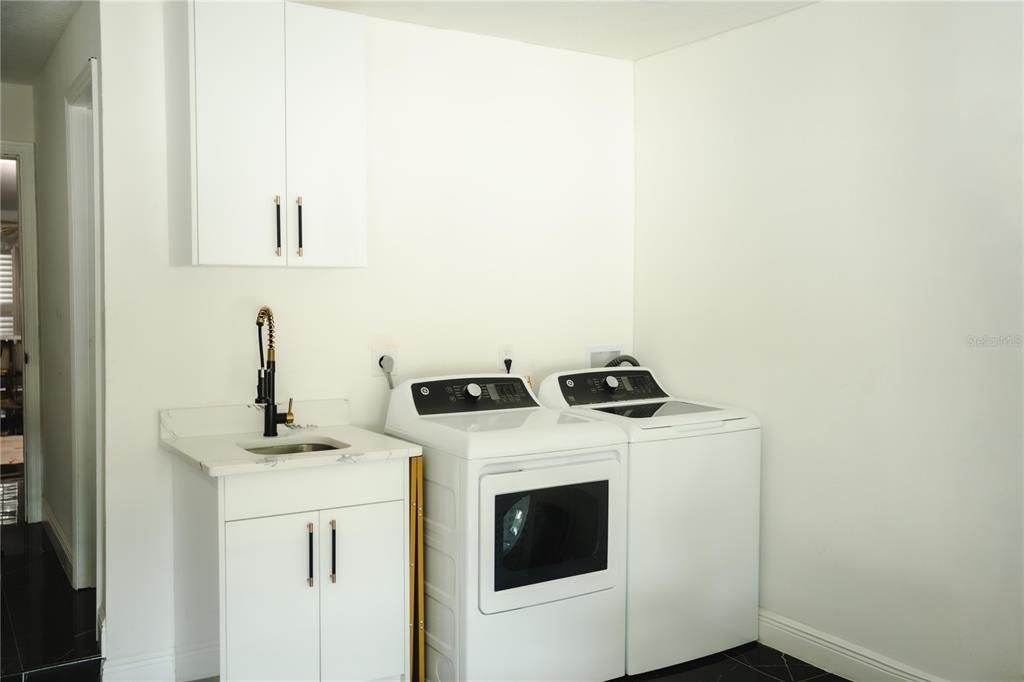 En Venta: $769,900 (3 camas, 3 baños, 2145 Pies cuadrados)