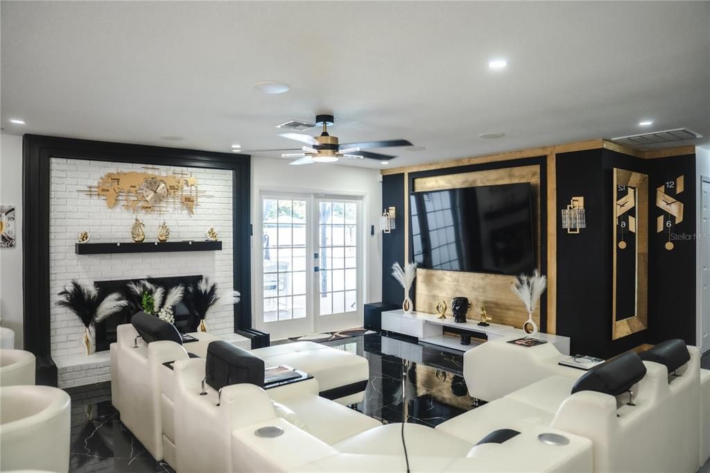 En Venta: $769,900 (3 camas, 3 baños, 2145 Pies cuadrados)