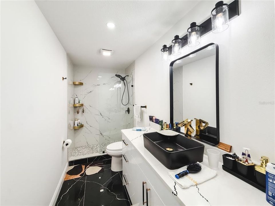 En Venta: $769,900 (3 camas, 3 baños, 2145 Pies cuadrados)