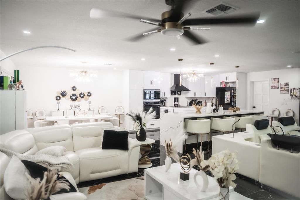 En Venta: $769,900 (3 camas, 3 baños, 2145 Pies cuadrados)