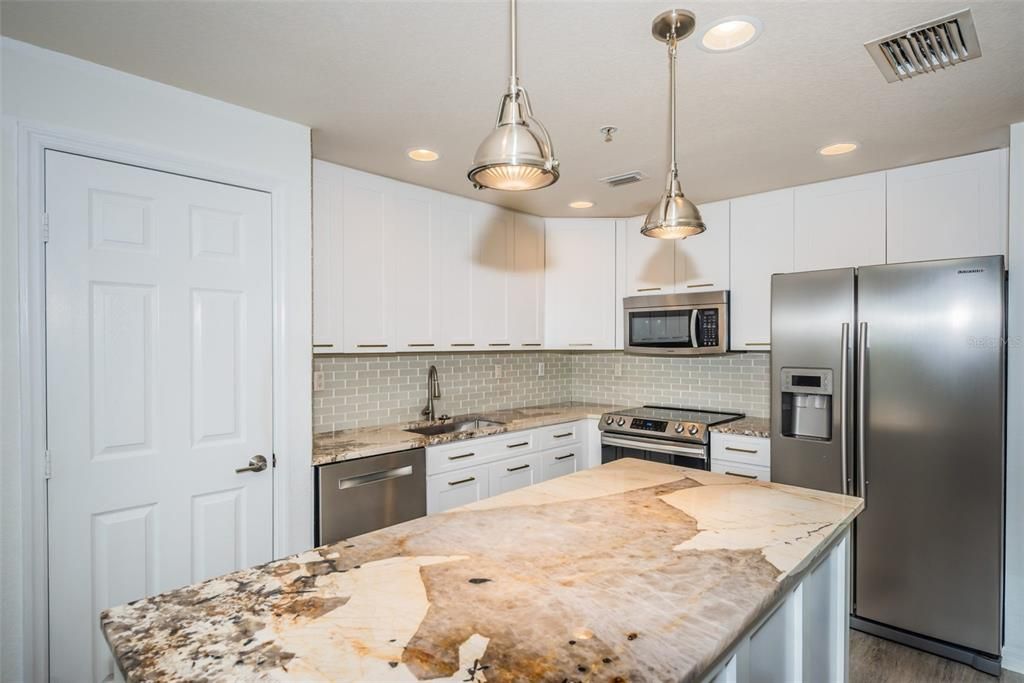 For Rent: $3,950 (3 beds, 3 baths, 1907 Square Feet)
