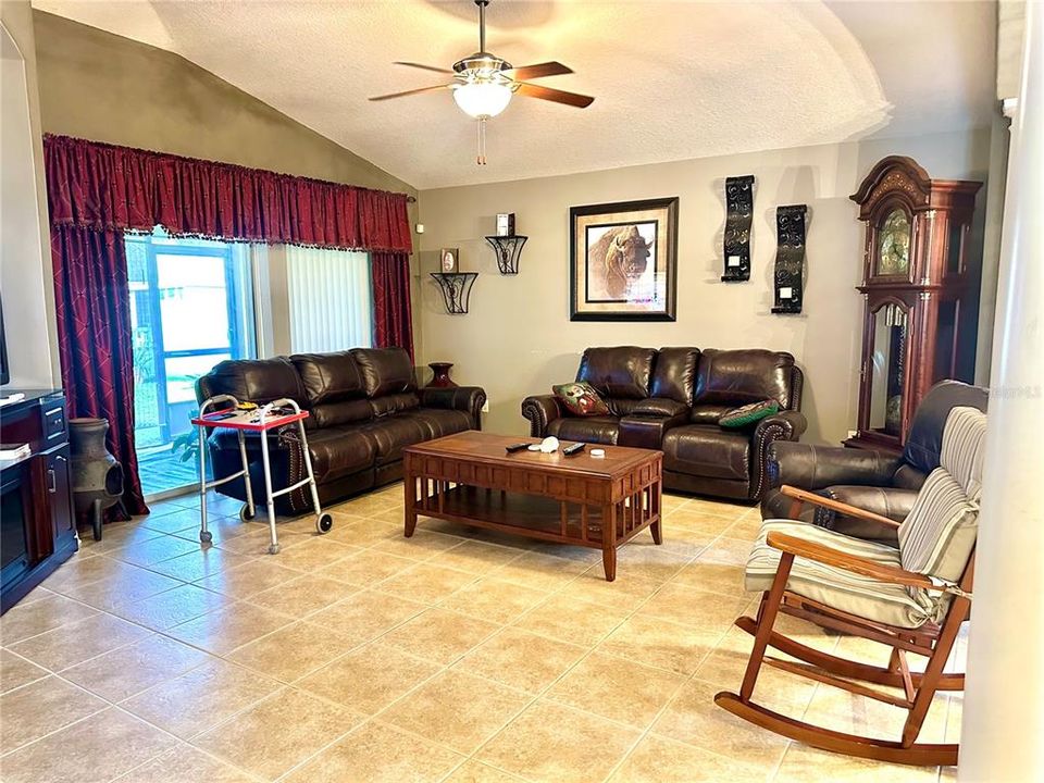 En Venta: $325,000 (3 camas, 2 baños, 1954 Pies cuadrados)