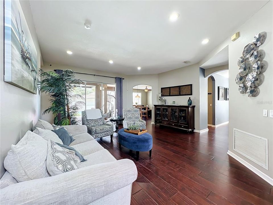 En Venta: $725,000 (4 camas, 2 baños, 2844 Pies cuadrados)