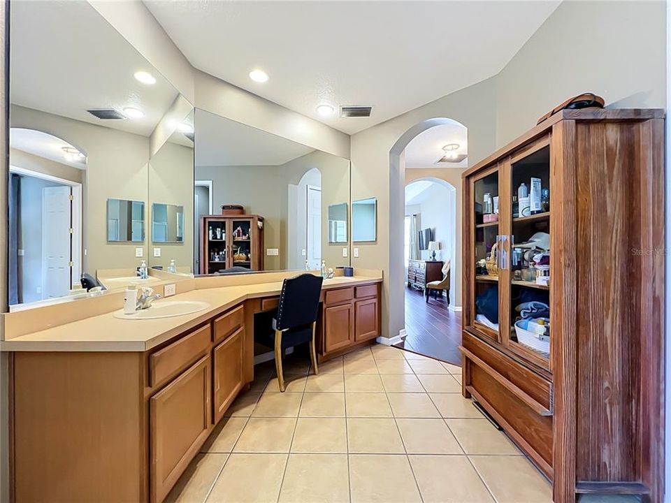 En Venta: $725,000 (4 camas, 2 baños, 2844 Pies cuadrados)