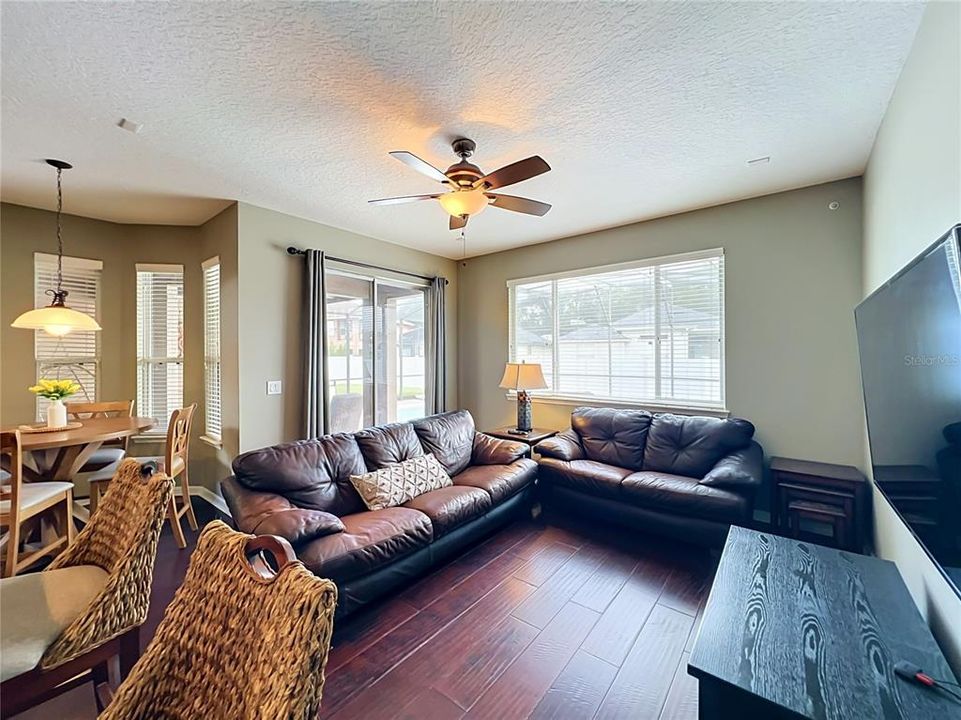 En Venta: $725,000 (4 camas, 2 baños, 2844 Pies cuadrados)