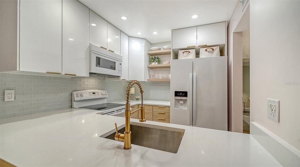 For Sale: $292,000 (2 beds, 2 baths, 1010 Square Feet)