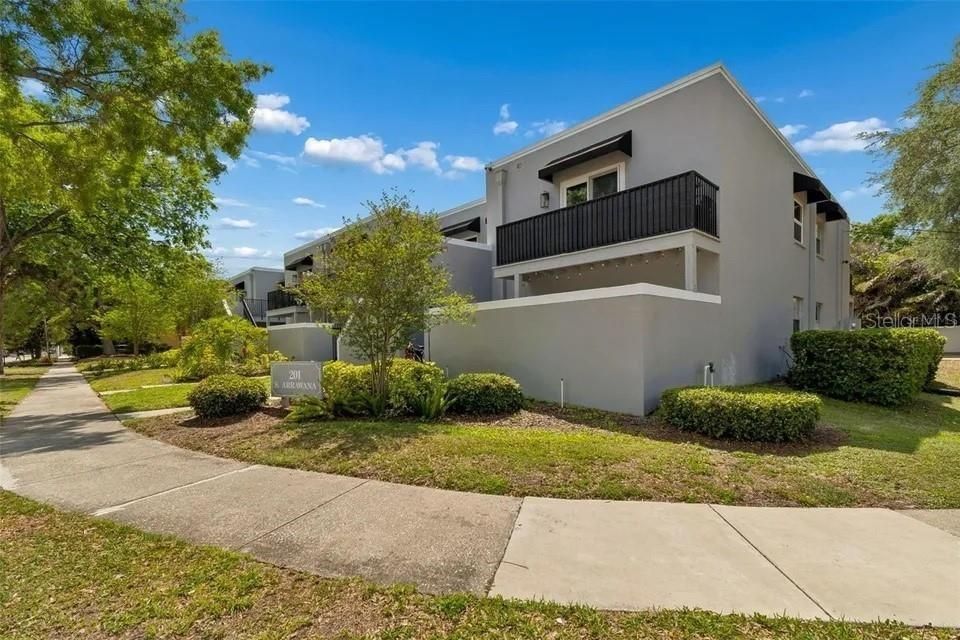 For Rent: $2,099 (2 beds, 2 baths, 927 Square Feet)