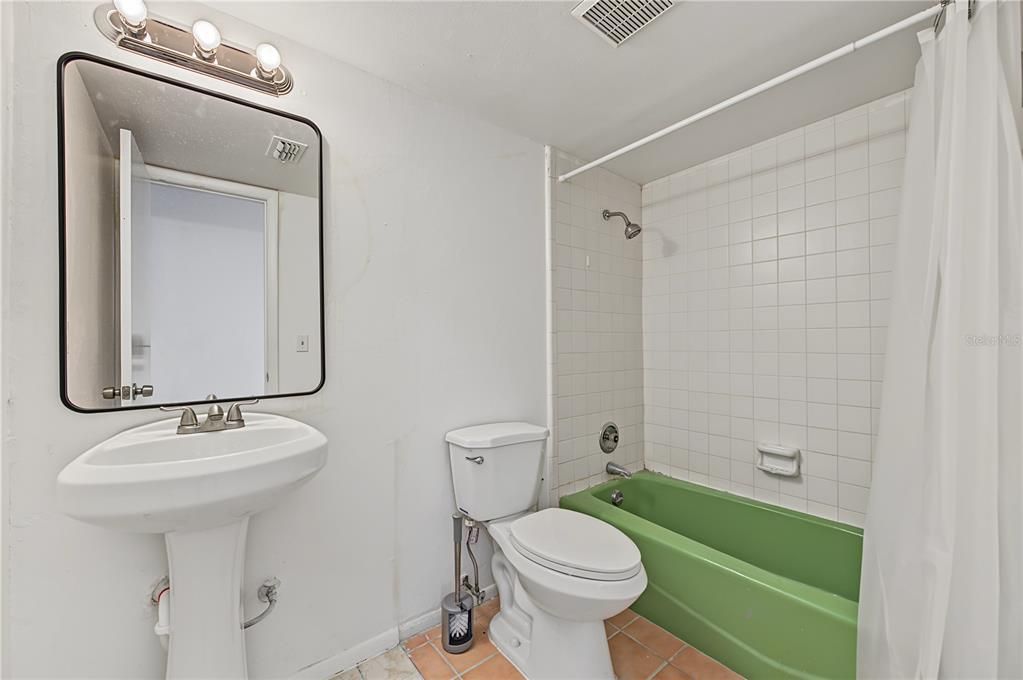 For Rent: $2,200 (3 beds, 2 baths, 1397 Square Feet)