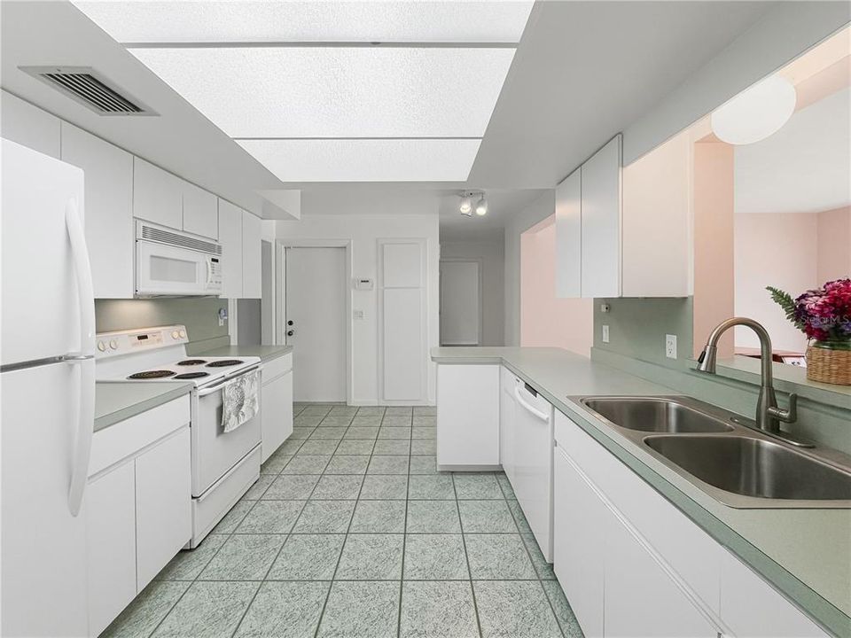 For Sale: $439,900 (2 beds, 2 baths, 1462 Square Feet)