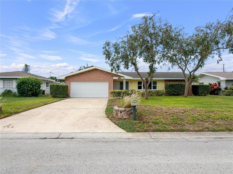 For Sale: $439,900 (2 beds, 2 baths, 1462 Square Feet)
