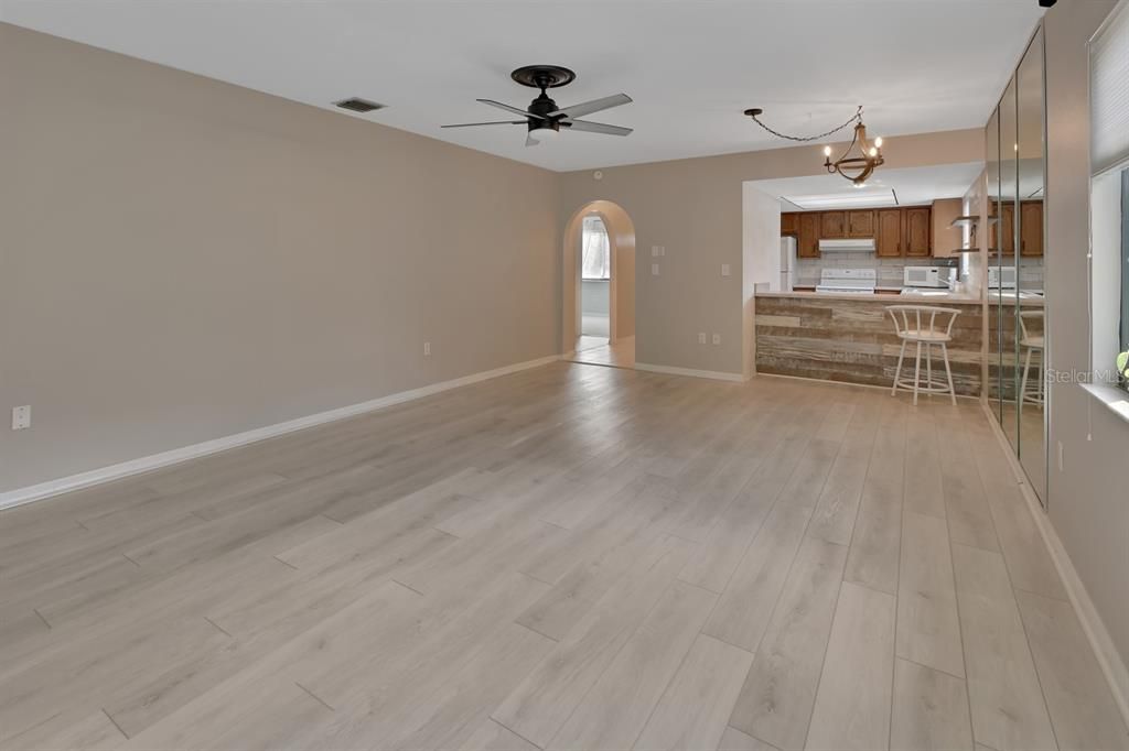 For Sale: $179,900 (2 beds, 2 baths, 1156 Square Feet)