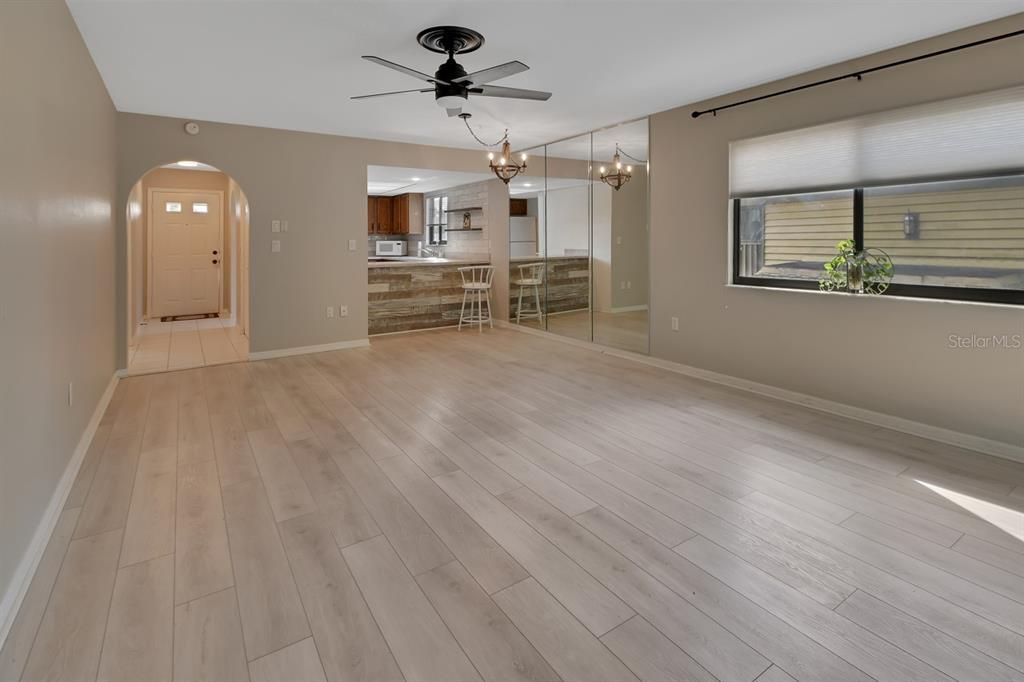 For Sale: $179,900 (2 beds, 2 baths, 1156 Square Feet)