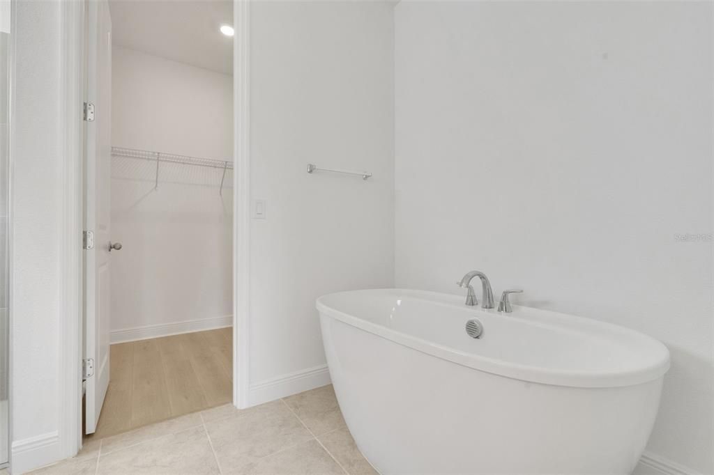 Под контрактом: $539,990 (5 спален, 3 ванн, 3076 Квадратных фут)