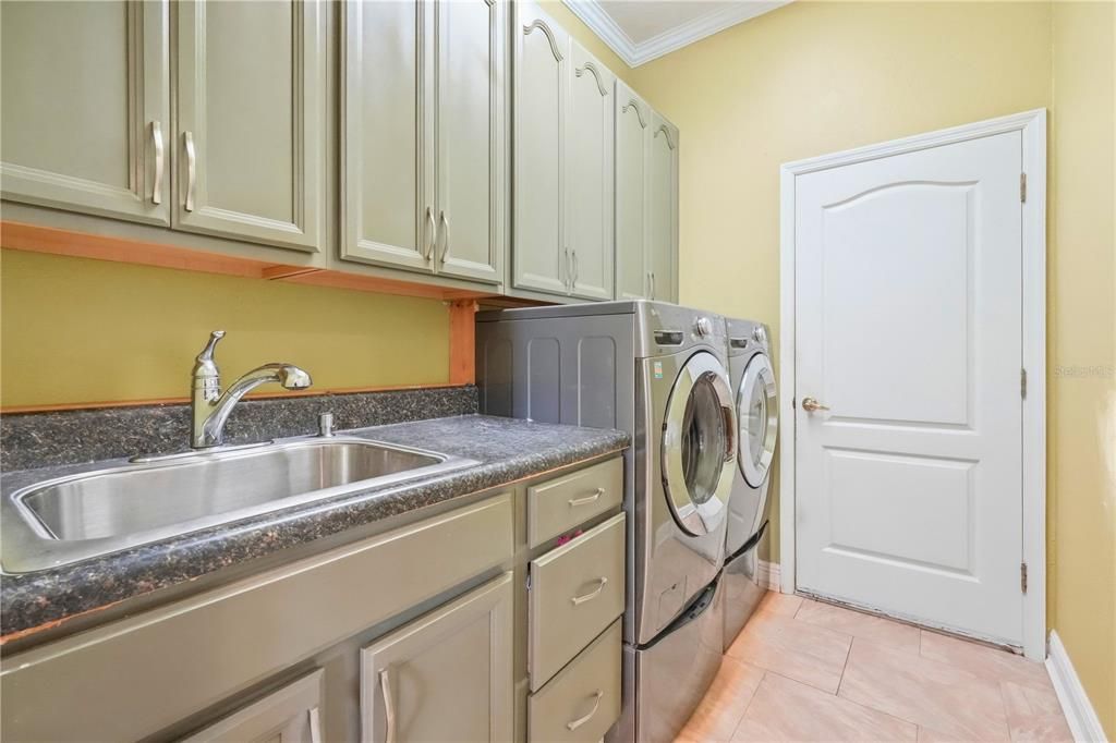 For Sale: $600,000 (4 beds, 3 baths, 2290 Square Feet)