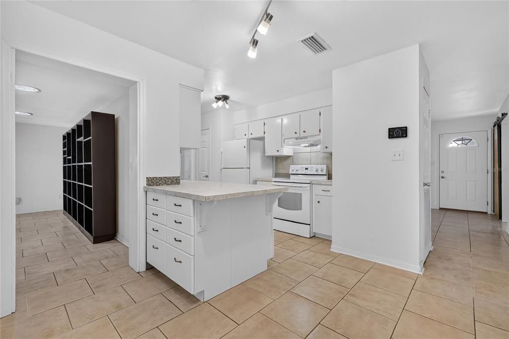 For Sale: $249,000 (3 beds, 2 baths, 1070 Square Feet)