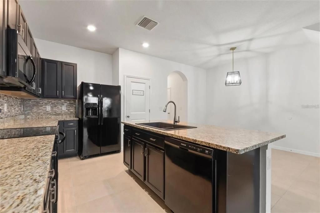 For Rent: $2,500 (3 beds, 2 baths, 1673 Square Feet)