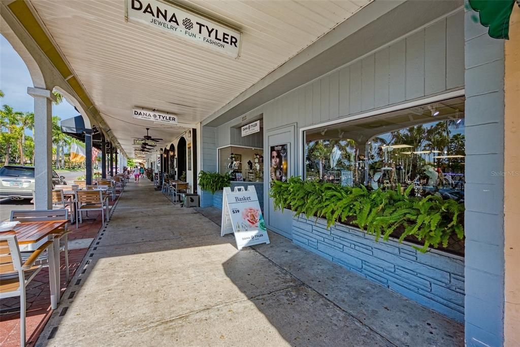 Active With Contract: $589,000 (3 beds, 3 baths, 2214 Square Feet)