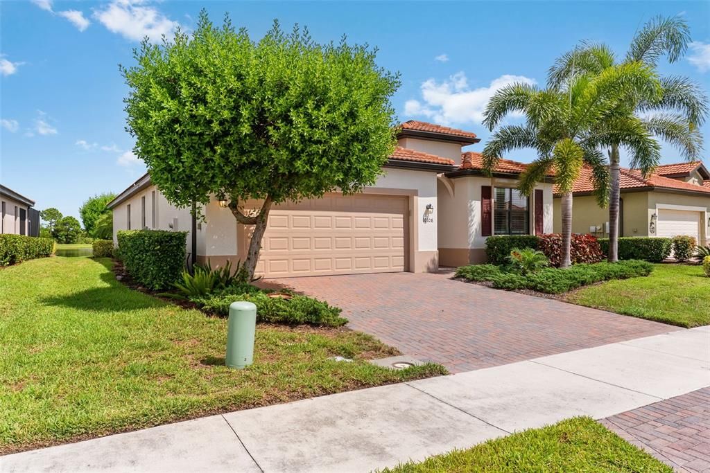 Active With Contract: $589,000 (3 beds, 3 baths, 2214 Square Feet)