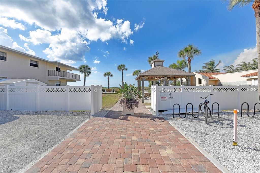 Active With Contract: $589,000 (3 beds, 3 baths, 2214 Square Feet)