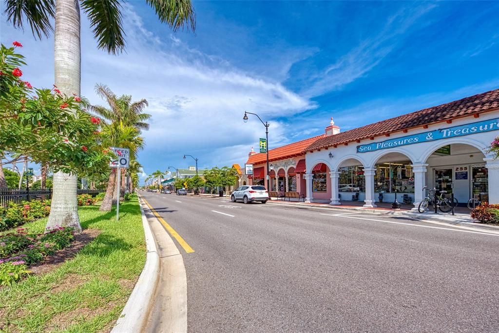 Active With Contract: $589,000 (3 beds, 3 baths, 2214 Square Feet)