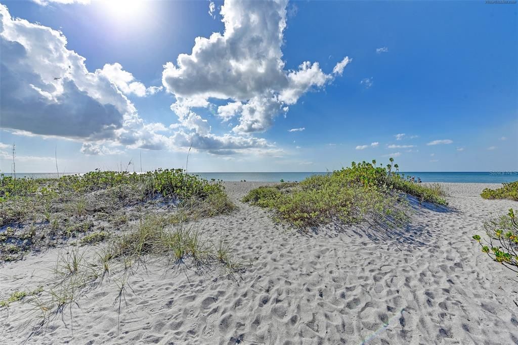 Active With Contract: $589,000 (3 beds, 3 baths, 2214 Square Feet)