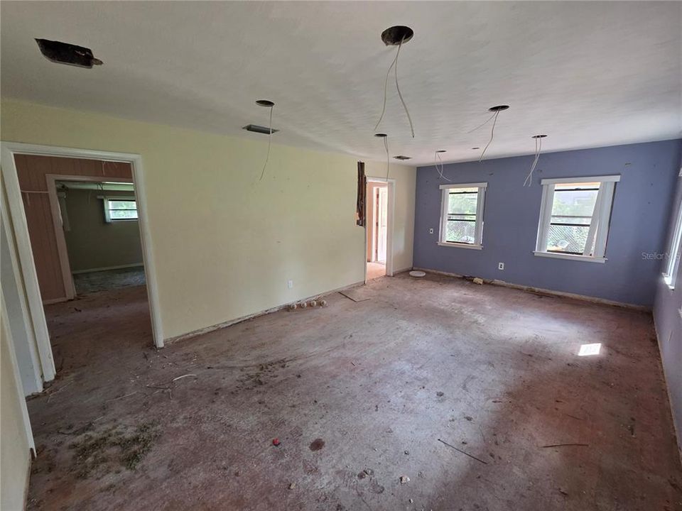 For Sale: $225,000 (4 beds, 2 baths, 1518 Square Feet)