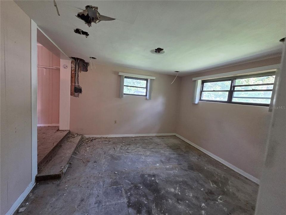 For Sale: $225,000 (4 beds, 2 baths, 1518 Square Feet)