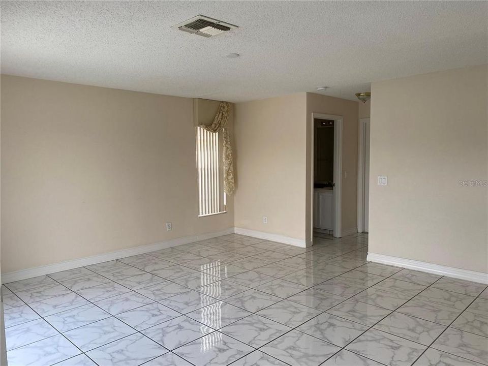 En Renta: $2,975 (4 camas, 2 baños, 2400 Pies cuadrados)