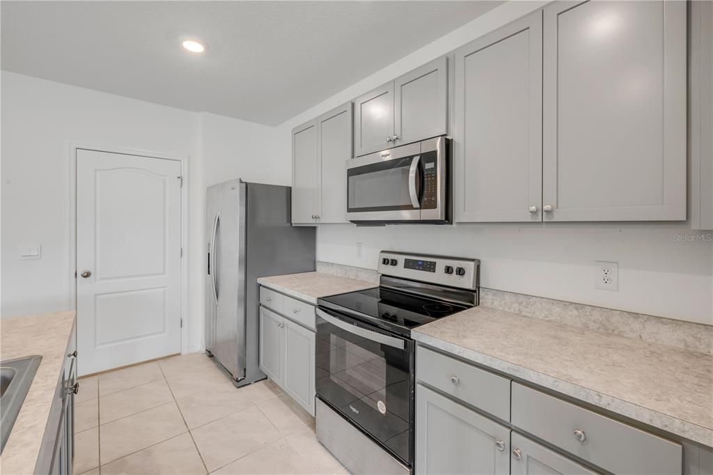 For Rent: $2,500 (3 beds, 2 baths, 1690 Square Feet)