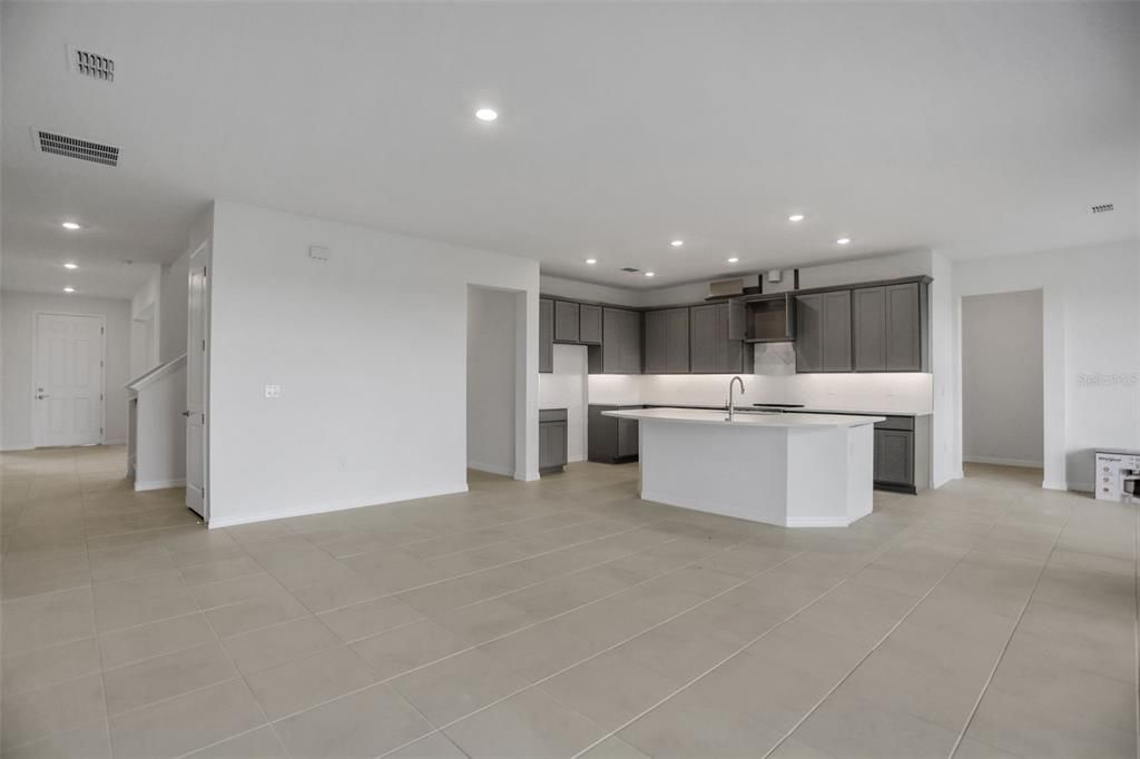 Activo con contrato: $609,990 (5 camas, 3 baños, 3550 Pies cuadrados)