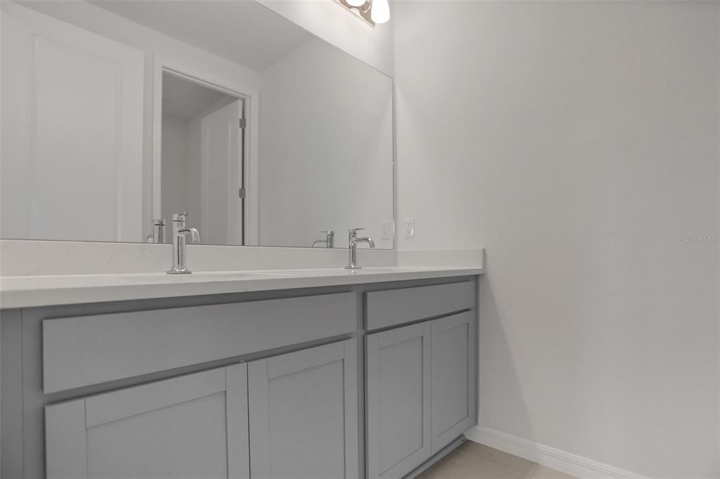 Activo con contrato: $609,990 (5 camas, 3 baños, 3550 Pies cuadrados)