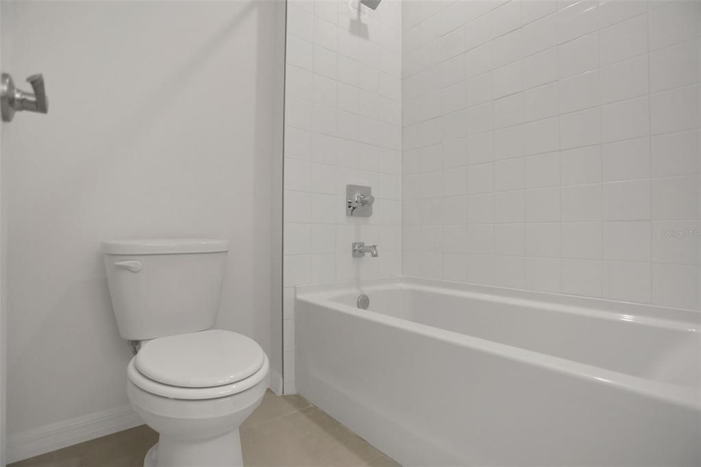 Activo con contrato: $609,990 (5 camas, 3 baños, 3550 Pies cuadrados)
