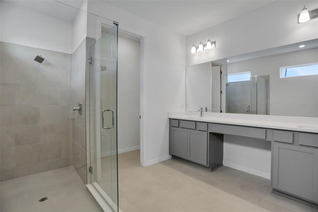 Activo con contrato: $609,990 (5 camas, 3 baños, 3550 Pies cuadrados)