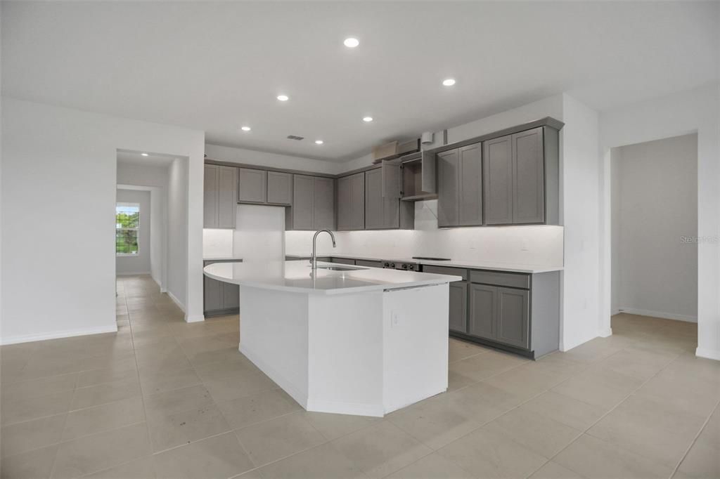 Activo con contrato: $609,990 (5 camas, 3 baños, 3550 Pies cuadrados)