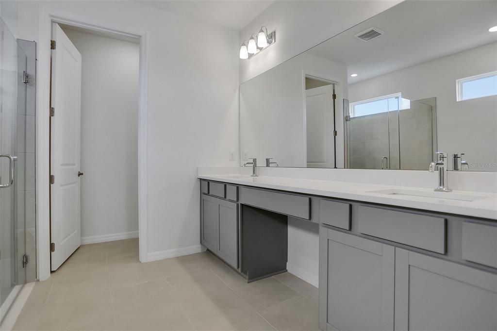 Activo con contrato: $609,990 (5 camas, 3 baños, 3550 Pies cuadrados)