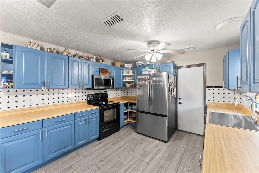For Sale: $325,000 (2 beds, 2 baths, 1050 Square Feet)