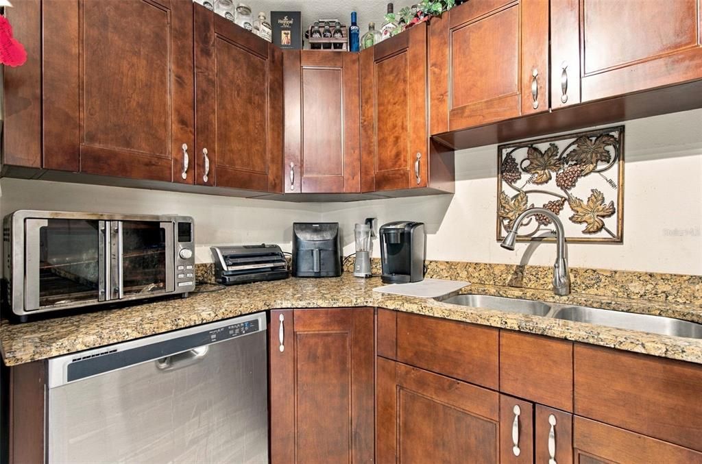 For Sale: $389,900 (3 beds, 2 baths, 1661 Square Feet)