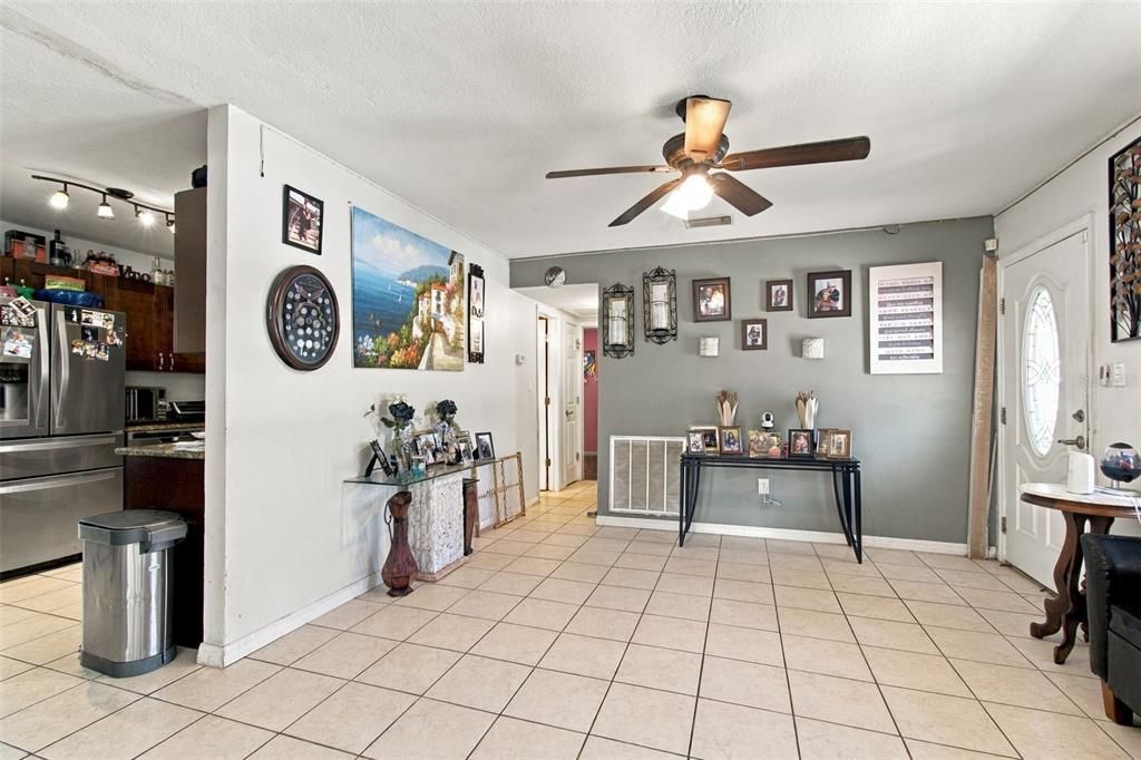 For Sale: $389,900 (3 beds, 2 baths, 1661 Square Feet)