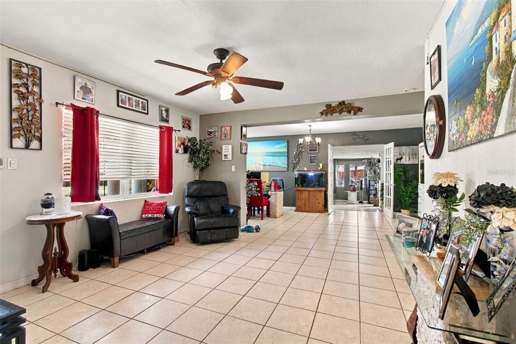 For Sale: $389,900 (3 beds, 2 baths, 1661 Square Feet)
