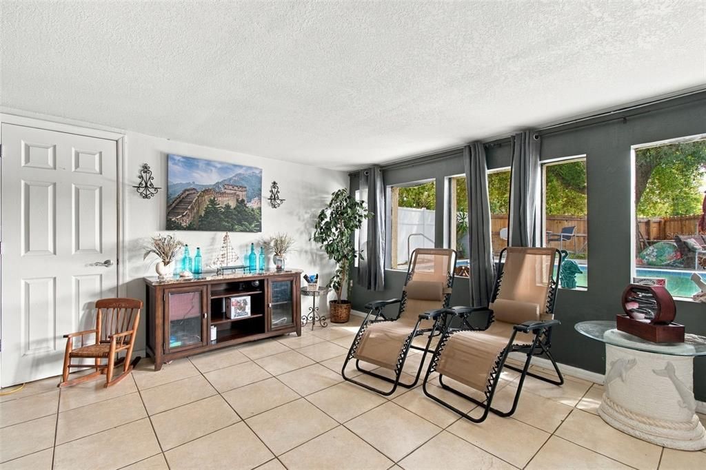 For Sale: $389,900 (3 beds, 2 baths, 1661 Square Feet)